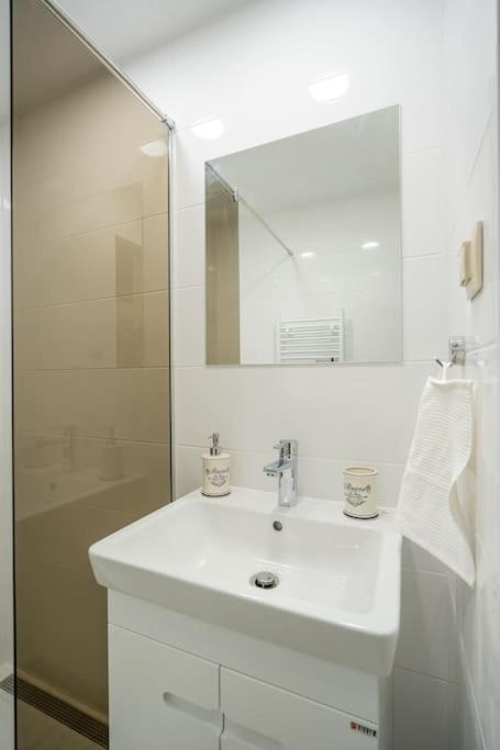 Top Location Central New & Spacious 3 Bdr Apt Medical Academy Sofia Exteriör bild