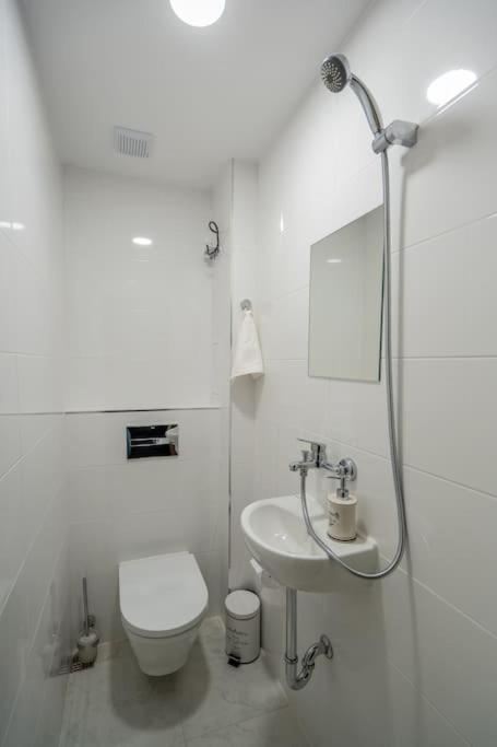 Top Location Central New & Spacious 3 Bdr Apt Medical Academy Sofia Exteriör bild